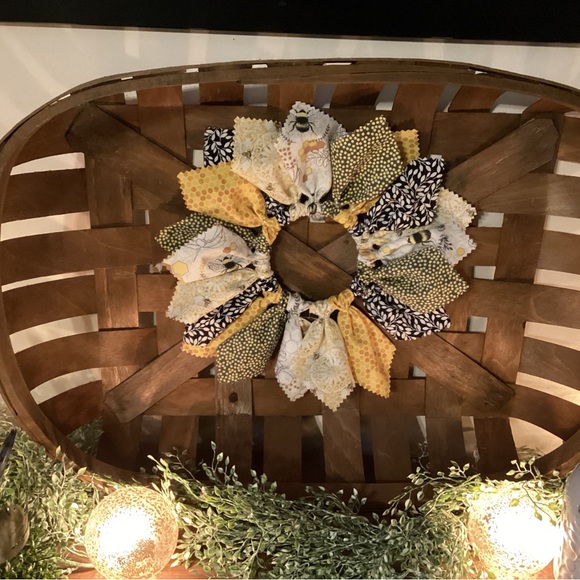 Small bumble bee wreath. Handmade fabric wreath. - Picture 1 of 4